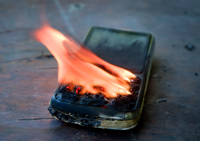 Batteries lithium : une nouvelle classe de feu 🤳🚘🔋